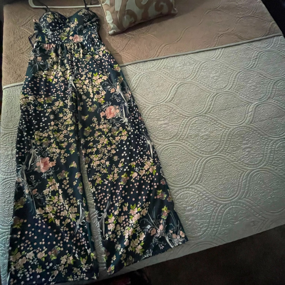 Like new beautiful jumpsuit. 🌼🌸🍃